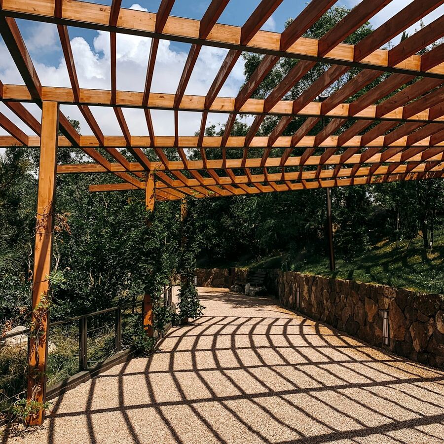 Pergola mit Holzkonstruktion über Terrassenweg